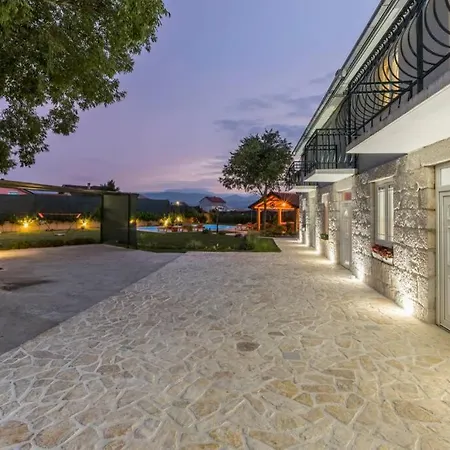 Villa Kata *
